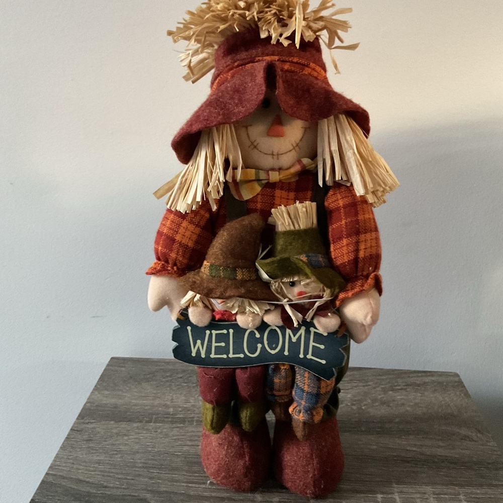 Plaid Scarecrow Welcome Decor